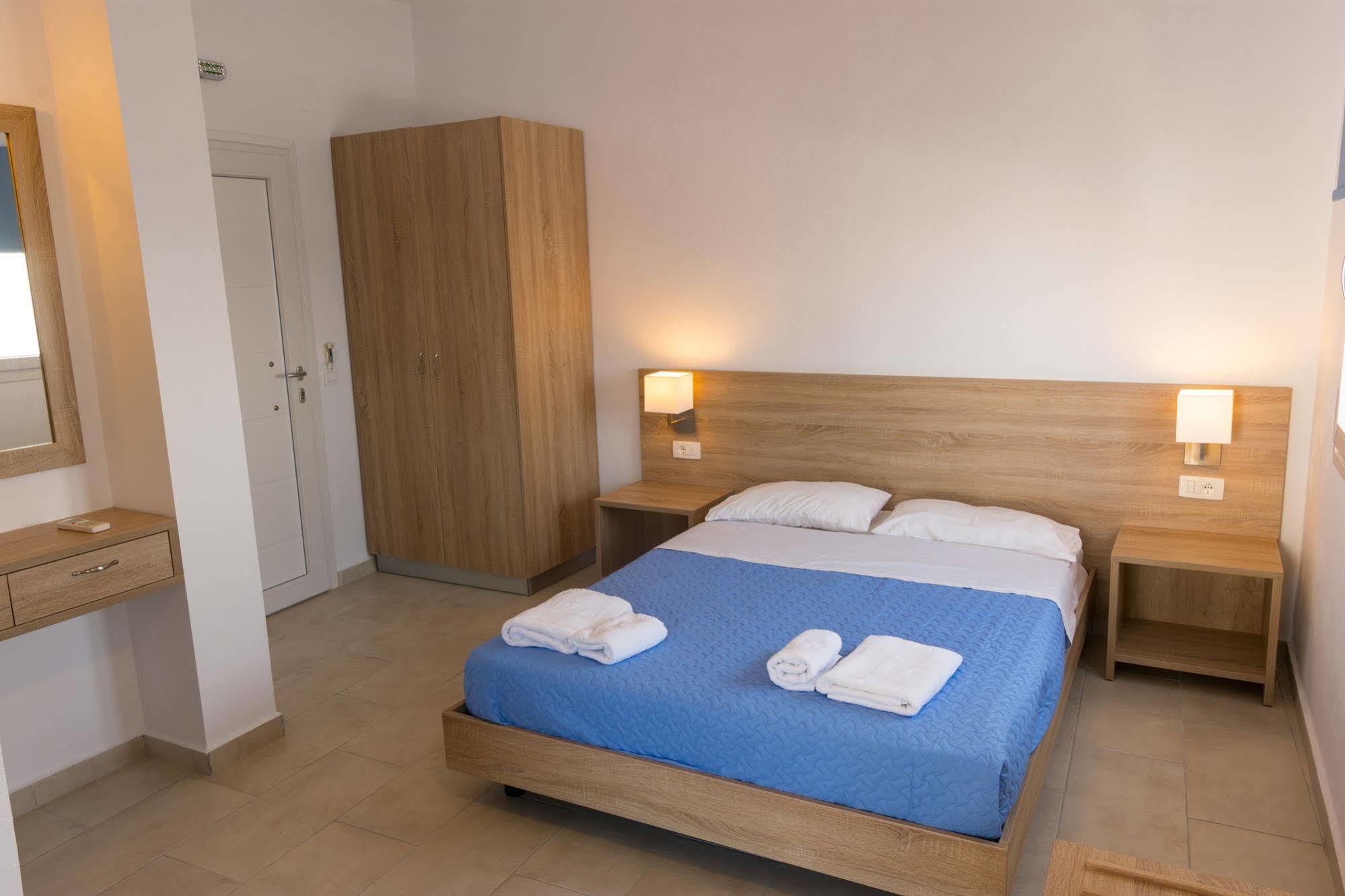 Socrates Apartmens & Restaurant Milatos Bagian luar foto